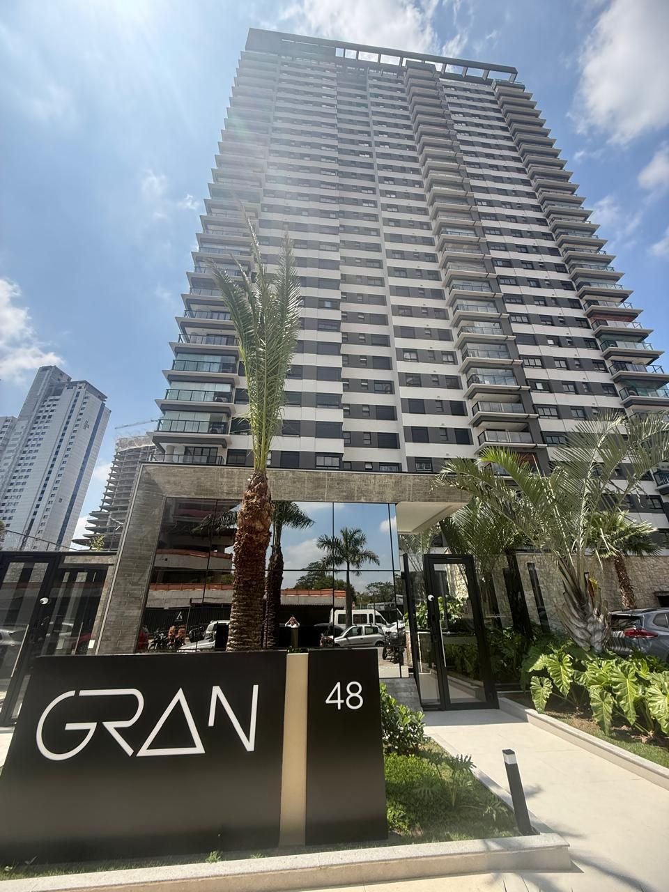 Foto real da torre do Gran Alphaville, com o letreiro Gran 48 na entrada
