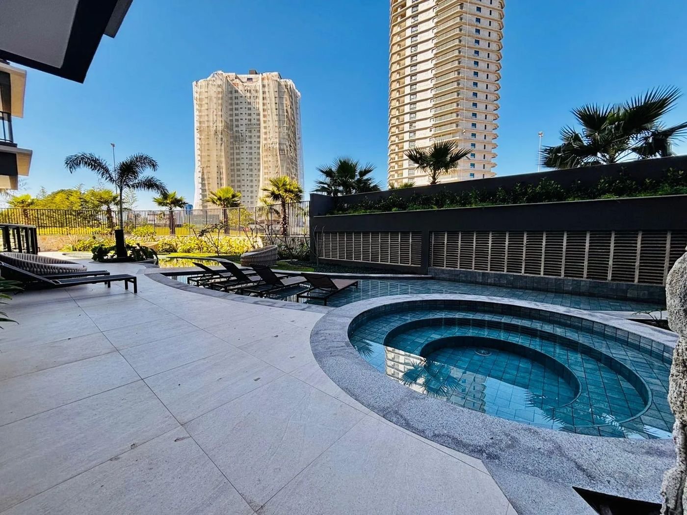 Spa com hidromassagem ao lado da piscina