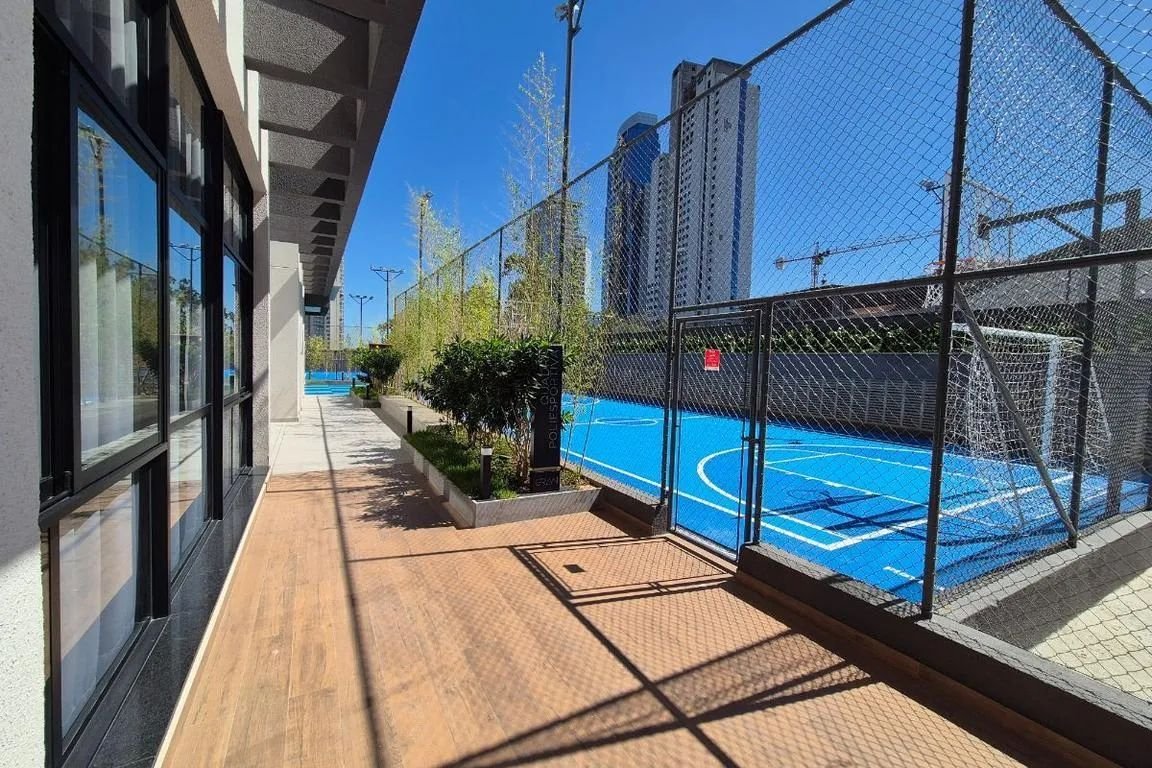 Deck ao lado da quadra poliesportiva