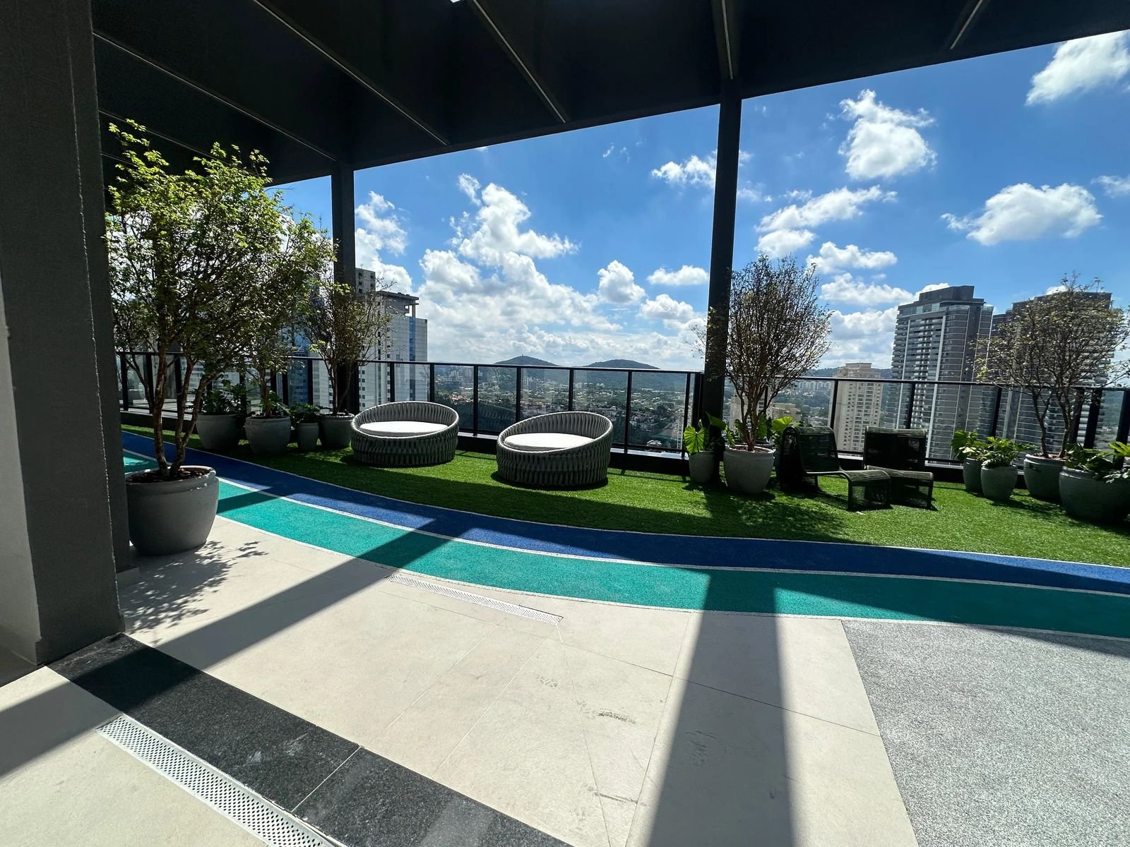 Deck do rooftop com pista, gramado e vista para Alphaville