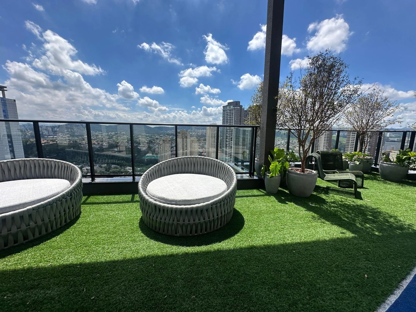 Solarium do rooftop com espreguiçadeiras