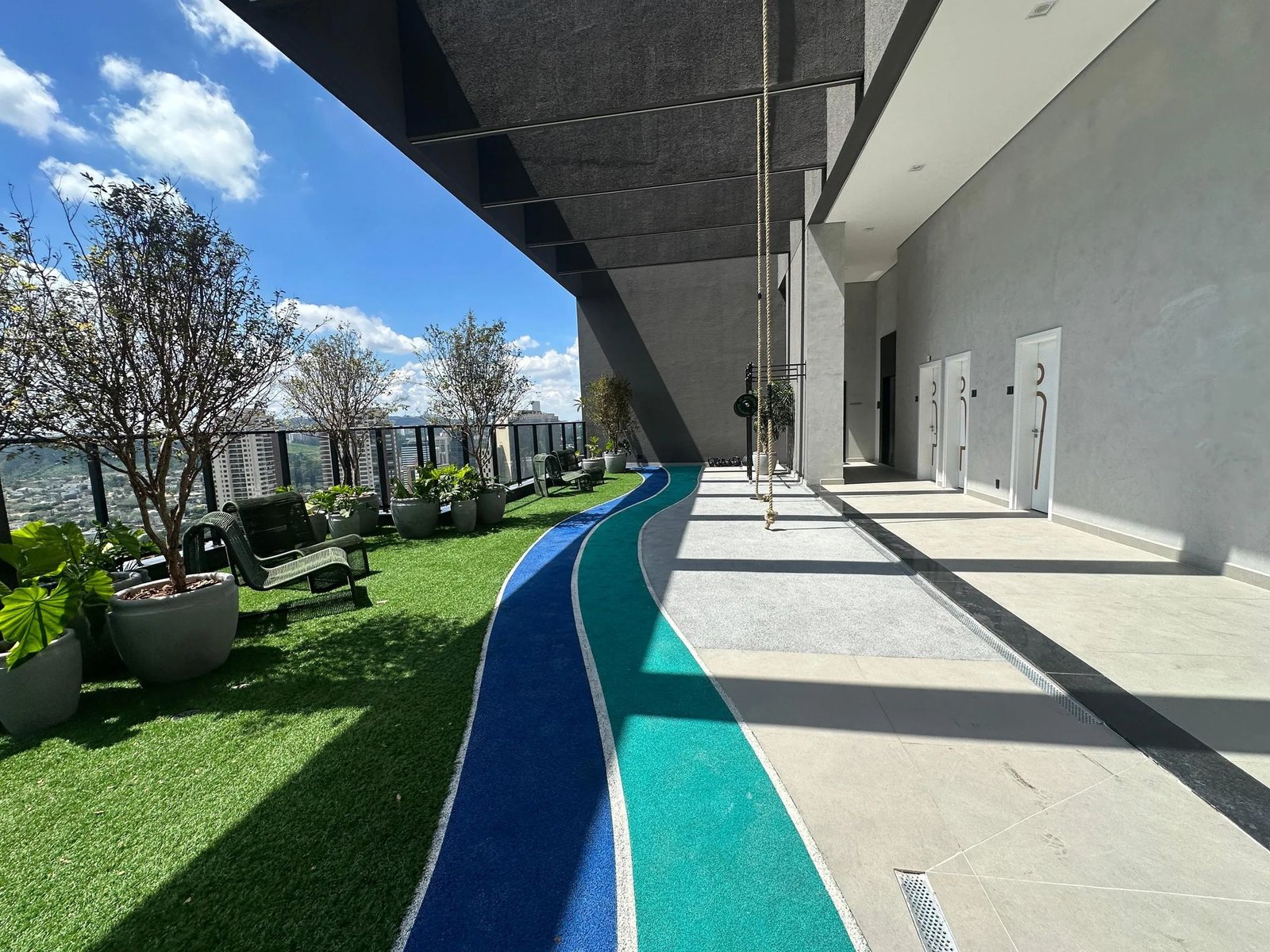 Rooftop do Gran Alphaville com pista, gramado e vista para Alphaville